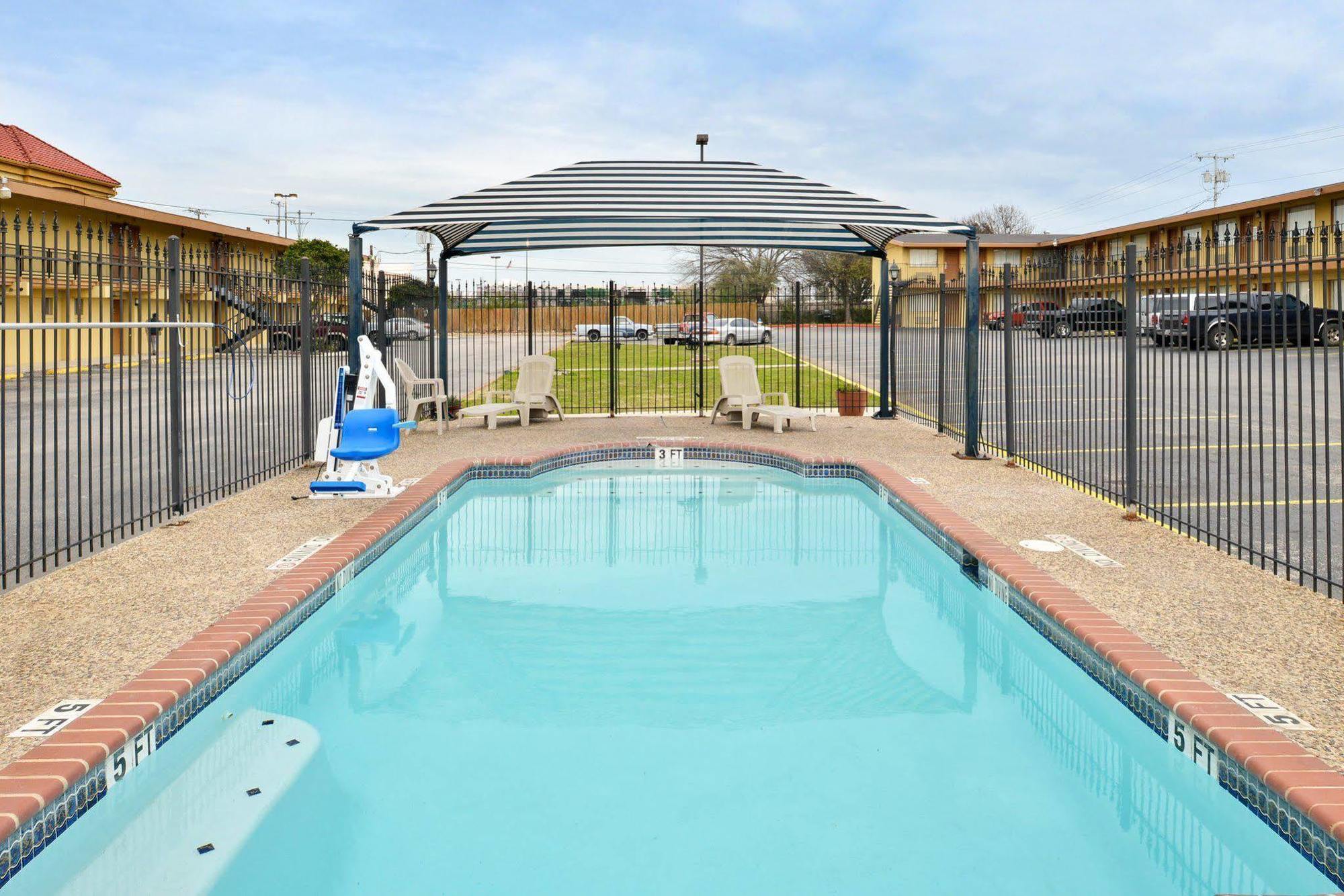 Travelodge By Wyndham New Braunfels Eksteriør billede